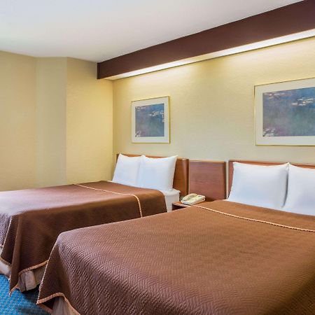 Travelodge By Wyndham Fort Myers Airport Екстериор снимка