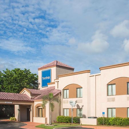 Travelodge By Wyndham Fort Myers Airport Екстериор снимка