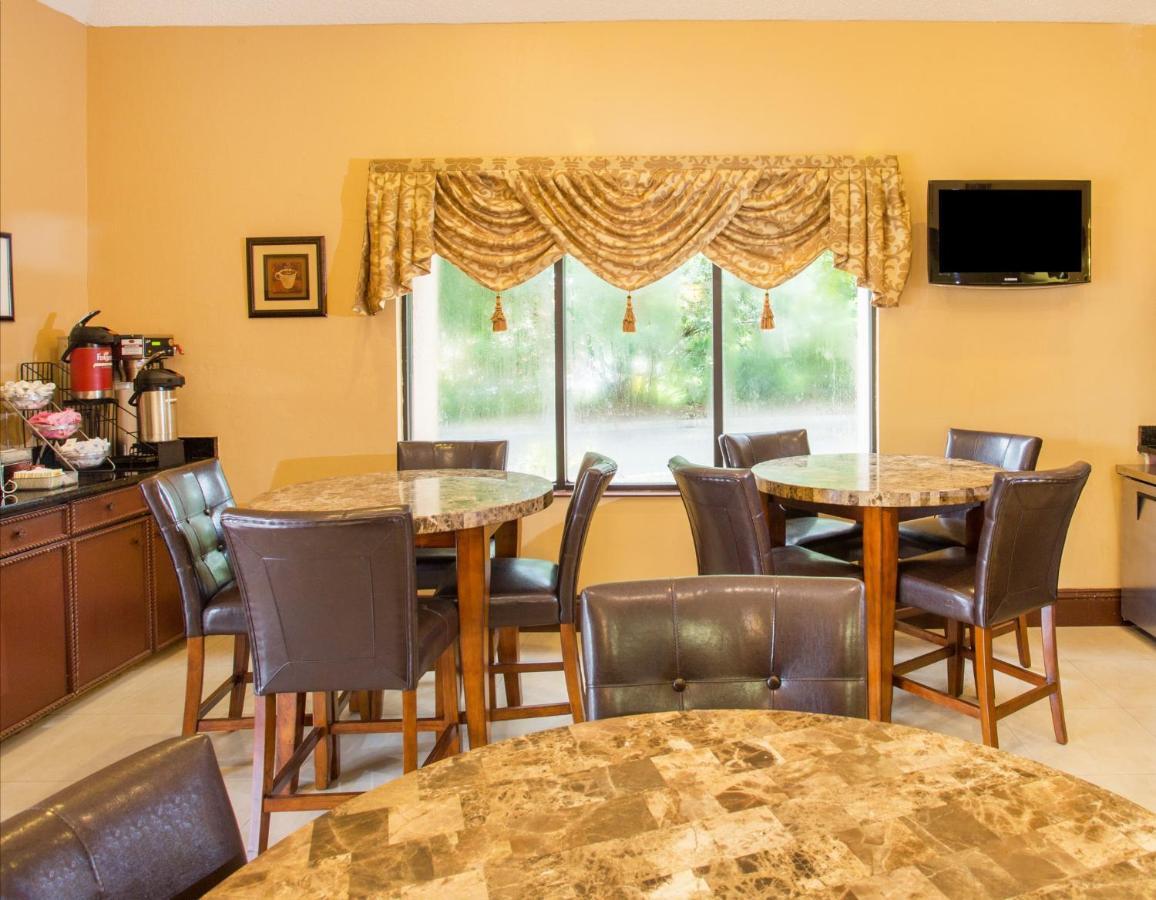 Travelodge By Wyndham Fort Myers Airport Екстериор снимка