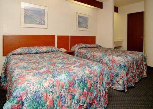 Travelodge By Wyndham Fort Myers Airport Екстериор снимка