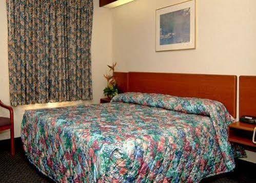 Travelodge By Wyndham Fort Myers Airport Екстериор снимка