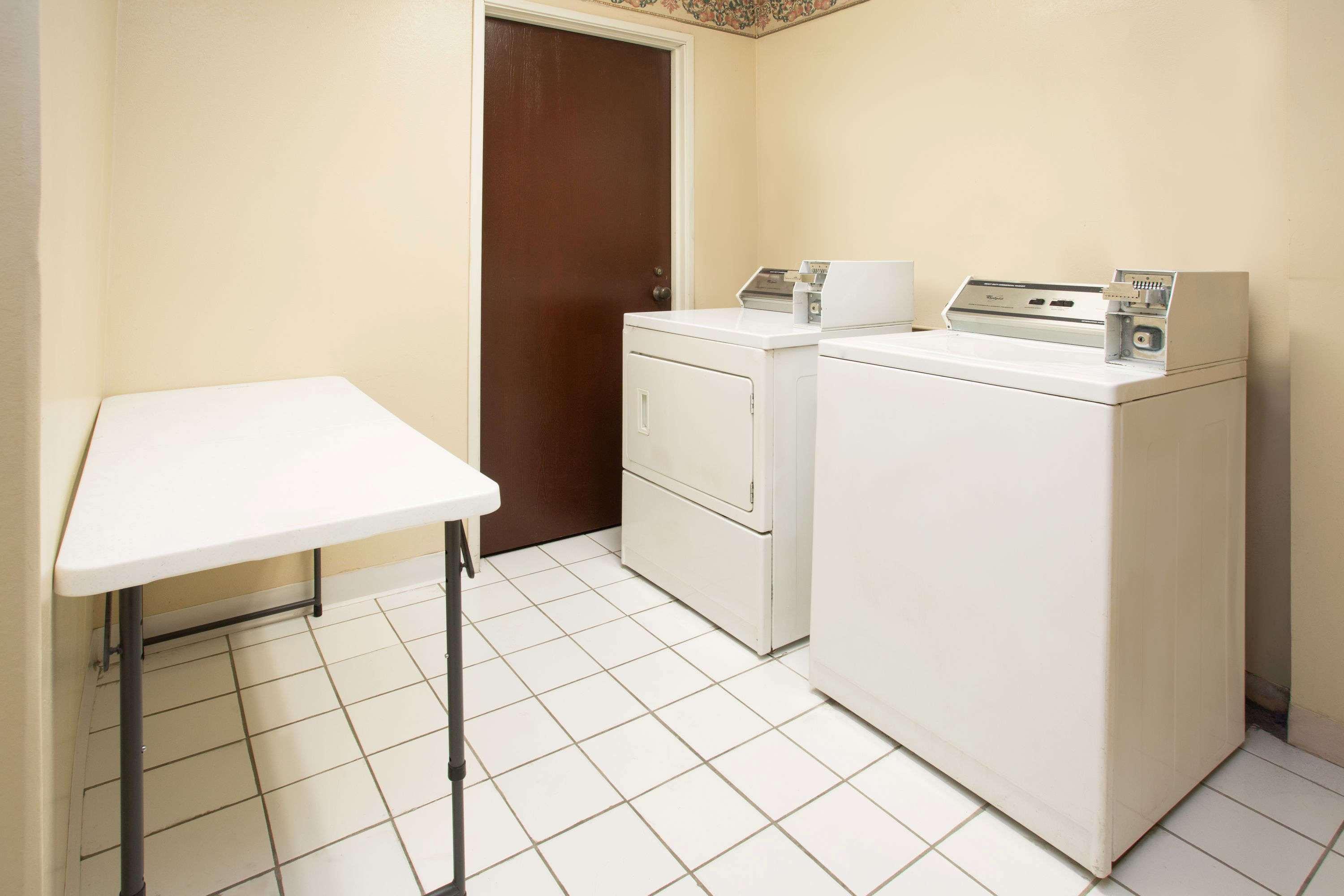 Travelodge By Wyndham Fort Myers Airport Екстериор снимка