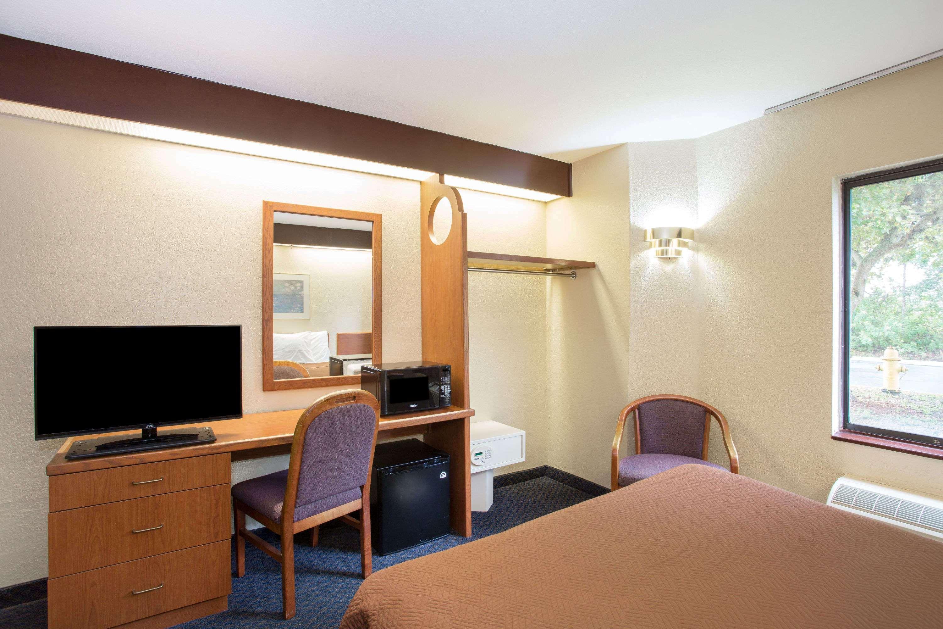 Travelodge By Wyndham Fort Myers Airport Екстериор снимка