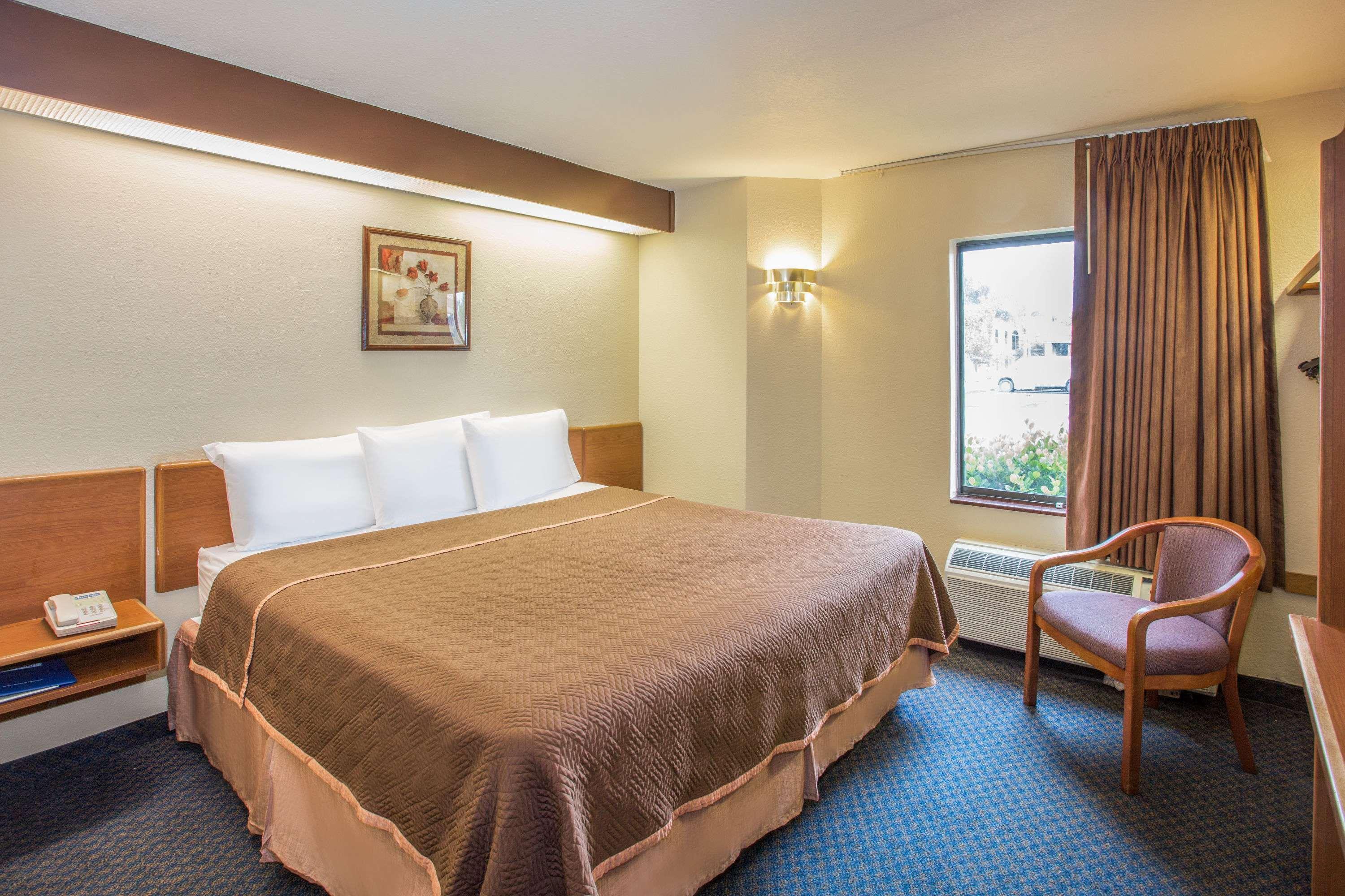 Travelodge By Wyndham Fort Myers Airport Екстериор снимка