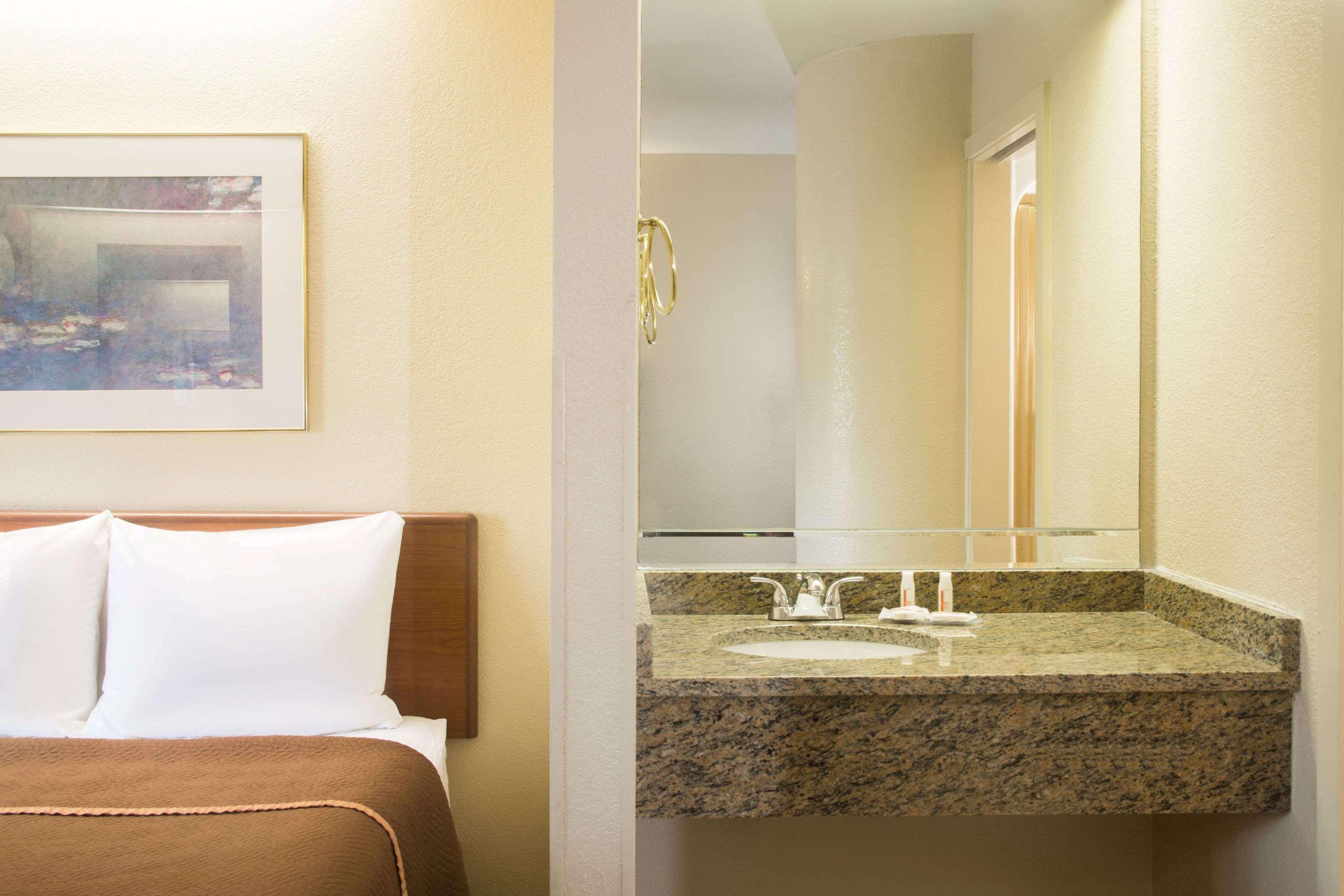 Travelodge By Wyndham Fort Myers Airport Екстериор снимка