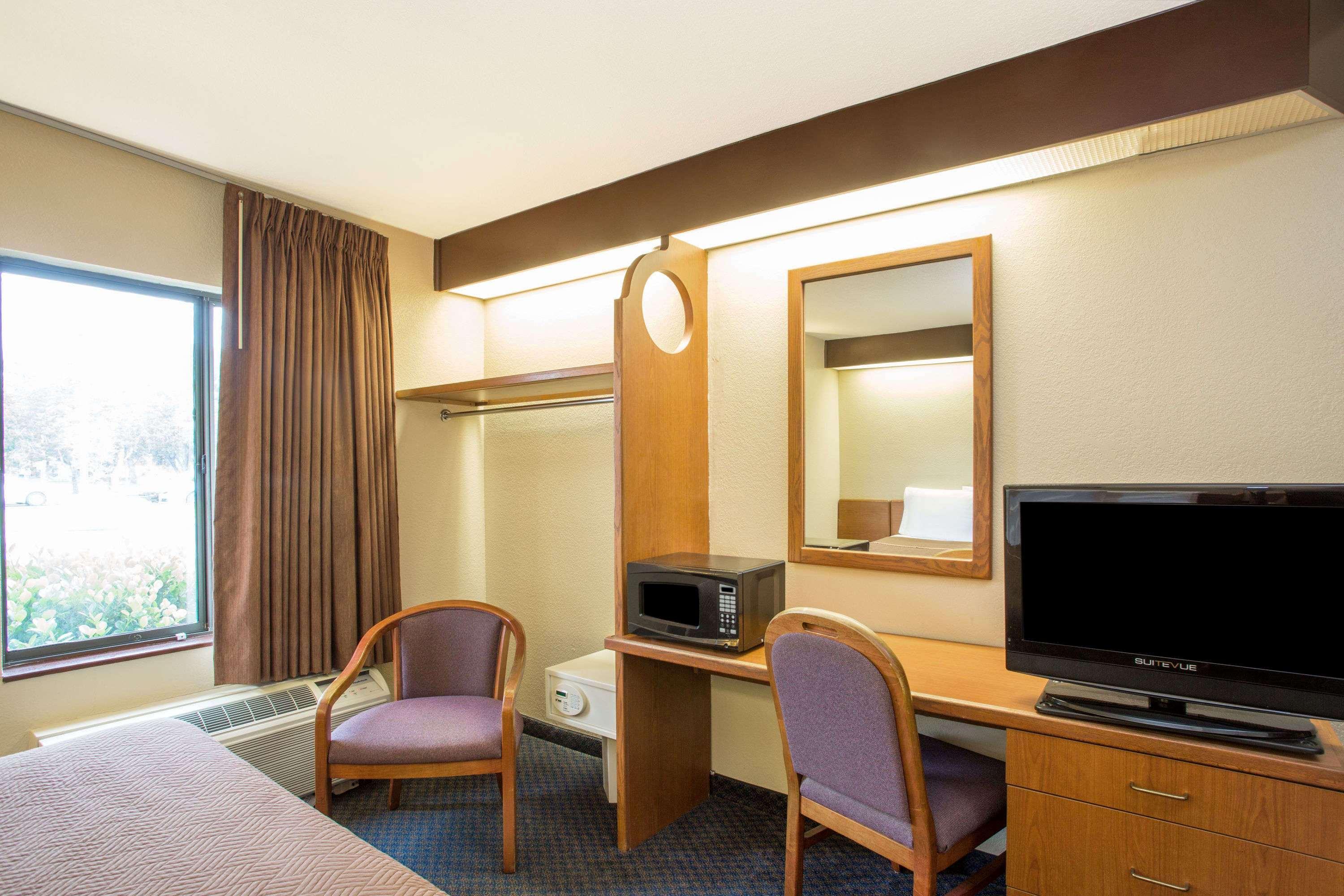 Travelodge By Wyndham Fort Myers Airport Екстериор снимка