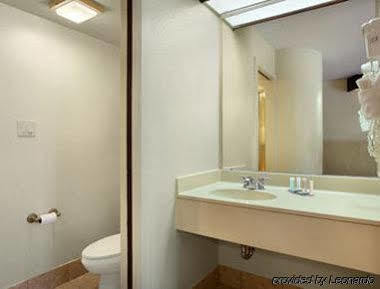 Travelodge By Wyndham Fort Myers Airport Екстериор снимка
