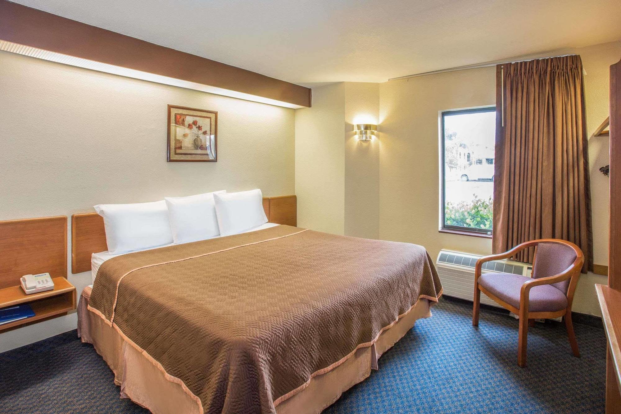 Travelodge By Wyndham Fort Myers Airport Екстериор снимка