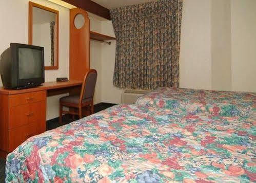 Travelodge By Wyndham Fort Myers Airport Стая снимка